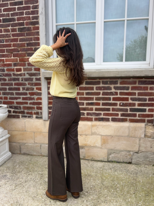 Femme debout avec look cousu main
