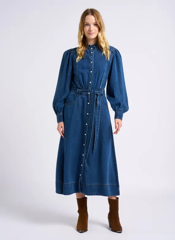 femme debout en robe en jean
