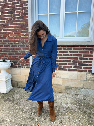 Femme debout en robe bleue cousue main