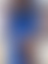 Femme debout en robe bleue cousue main