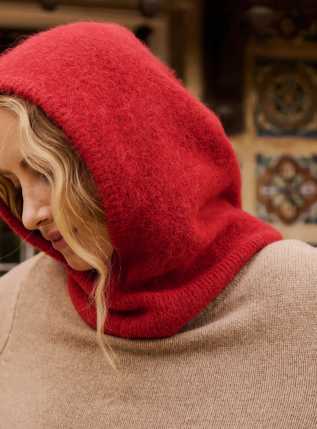 femme qui porte une cagoule