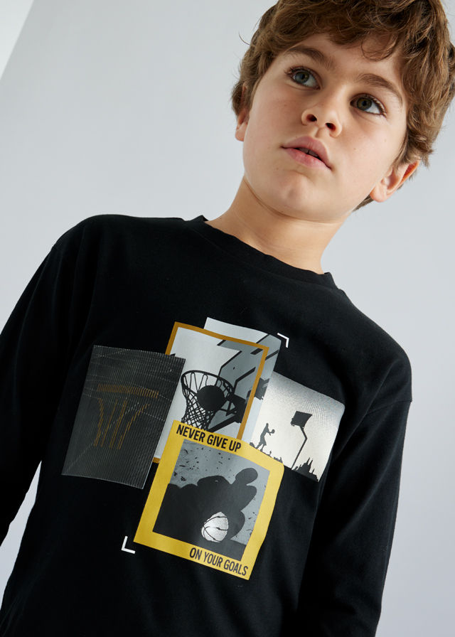 Junge trägt schwarzes Langarmshirt mit Fotocollagen-Print und blickt zur Seite.