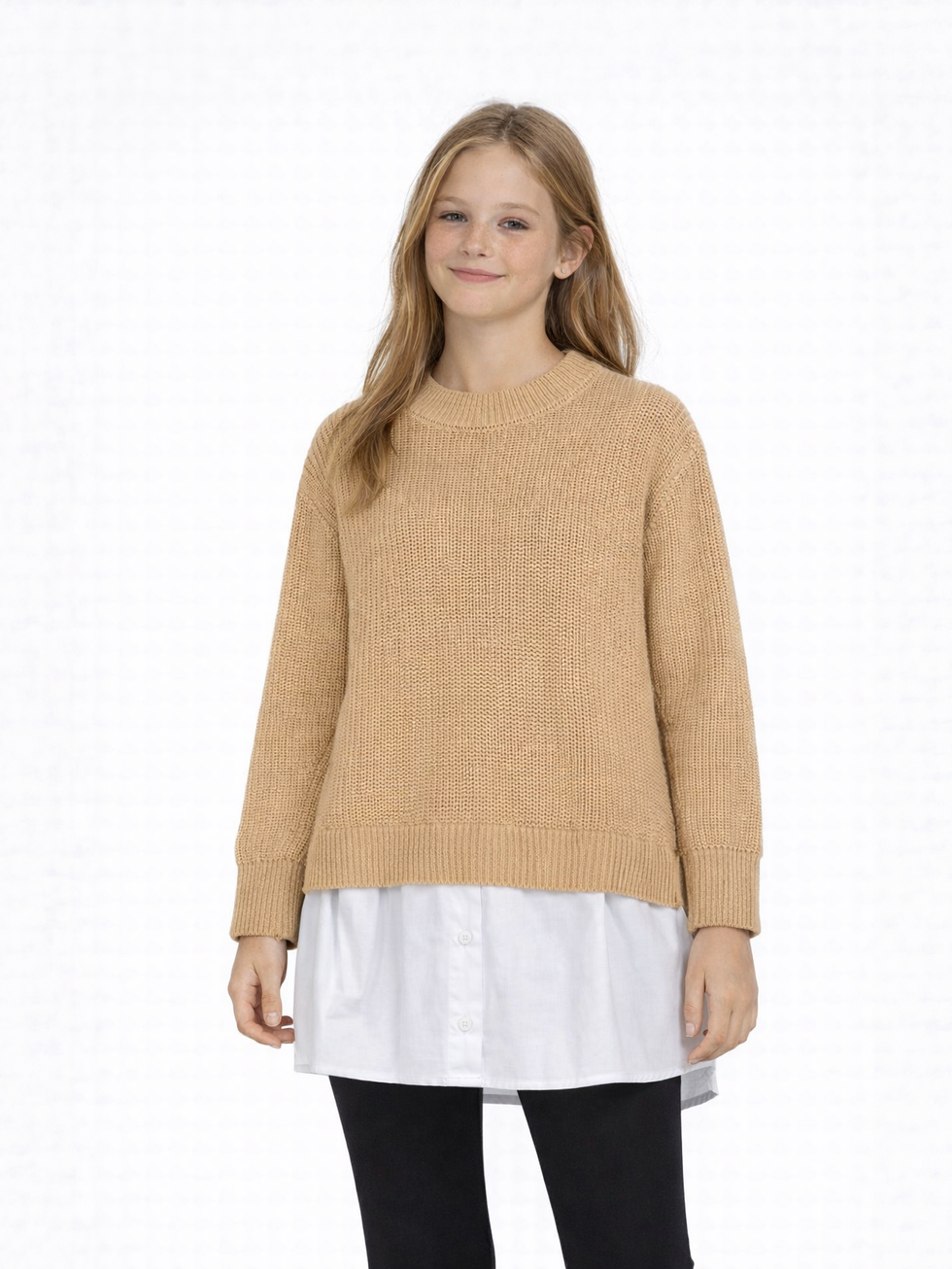 Lächelnde Frau in beigem Pullover über weißer Bluse und schwarzer Hose.