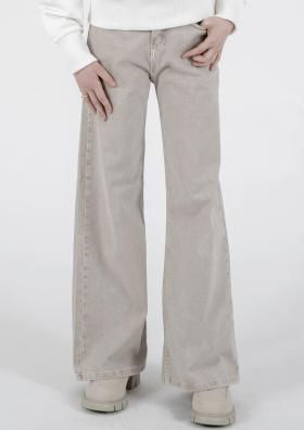 Modische hellbeige Schlaghose mit weitem Bein, von Model getragen.