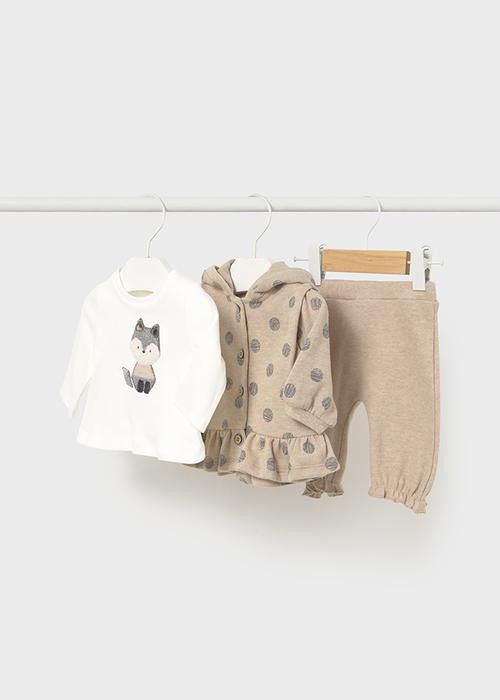 Weisses Maus-Top, gemusterte Jacke, beigefarbene Hose für Babykleidung.