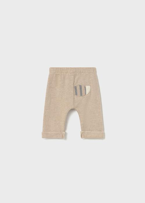 Beige Baby-Shorts mit Kordelzug auf schlichtem hellem Hintergrund.