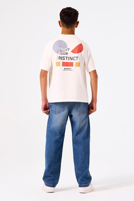 Rückansicht Junge trägt weißes T-Shirt mit Aufdruck und blaue Jeans.