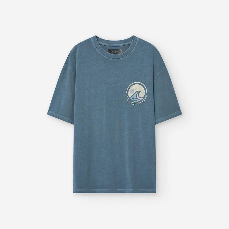 Blaues T-Shirt mit weißem Rund-Logo auf der Brust, freigestellt.