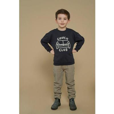 Junge in dunkelblauem Langarmshirt mit 'CAMPER CLUB' Aufdruck und beigefarbener Hose.