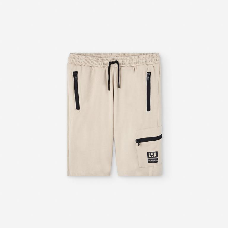 Beige Shorts mit schwarzen Akzenten, elastischem Bund und Kordelzug.