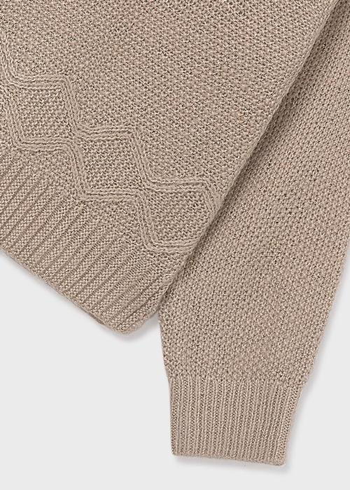 Beiger Strickpullover-Detail mit feinem Rautenmuster und Ärmelbündchen
