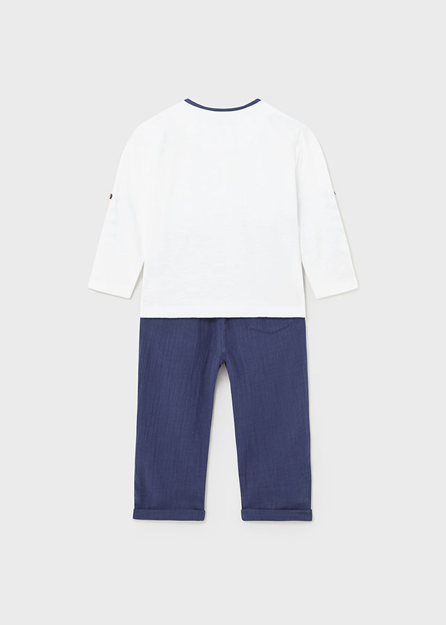 Weißes Langarmshirt mit Kontrastdetails und dunkelblaue Hose für Baby.