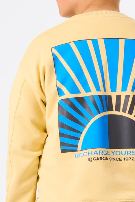 Gelbes Sweatshirt mit "SALTYDOGS R.P.CO. SURFING BEACH GOODS" Sonnenaufgang-Grafik.
