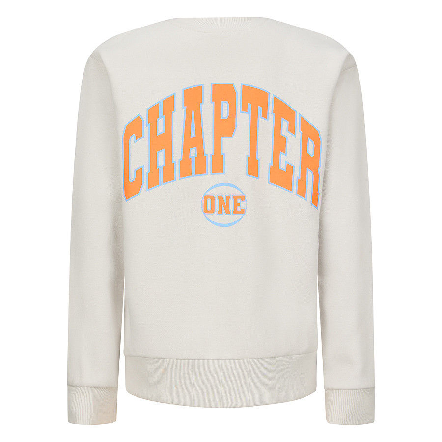 Weißes Sweatshirt Rückseite mit großer orangefarbener Schrift CHAPTER ONE.