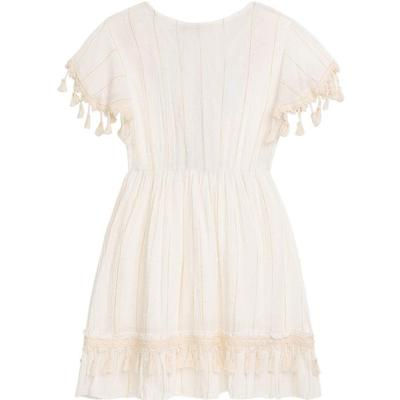 Weißes Kleid mit Quasten an den Ärmeln und Spitzenborte am Saum.