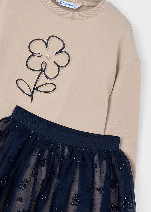 Kinder-Outfit: Beiges Shirt mit Blumenmotiv und glitzerndem, blauem Tüllrock.
