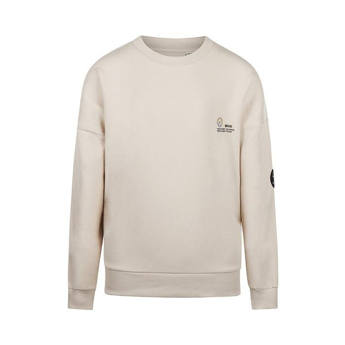Beiger Rundhals-Sweatshirt mit kleinem Logo und Markenlabel am Ärmel.