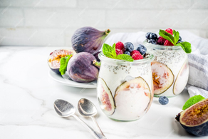 Des yaourts au lait de brebis sur lit de figues