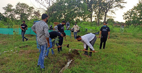 COVID-19: सोशल डिस्टैंसिंग के साथ गंगा में फँसे कूड़े से सजाये जा रहे शौर्य व स्मृति वन