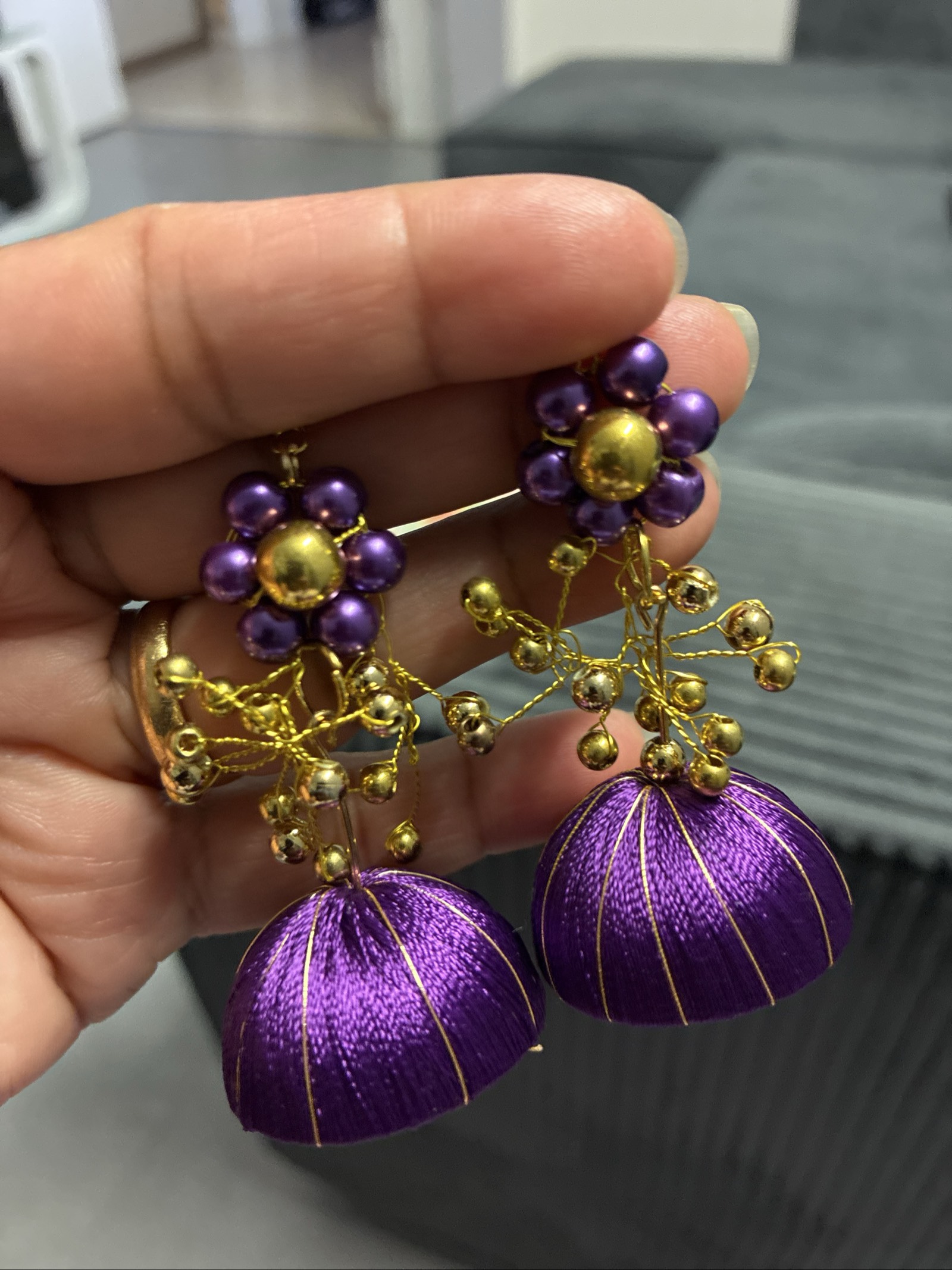 Boucles d'oreilles Jhumka violettes et dorées