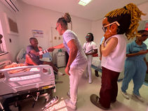 Música transforma ambiente hospitalar e emociona pacientes no Hospital Estadual 2 de Julho