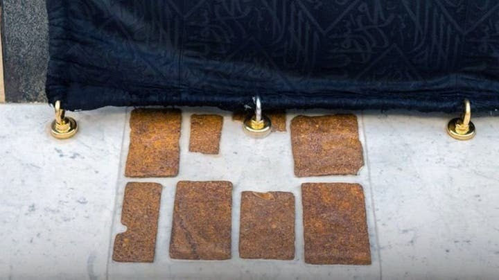 8 morceaux de marbre à droite de la porte de la Kaaba qui ont été placés il y a plus de 8 siècles et qui étaient des cadeaux d'Abou Jaafar Al-Mansur.