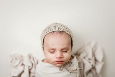 older baby newborn session, 6 week old newborn session, wrapped poses, willy Wonka pose