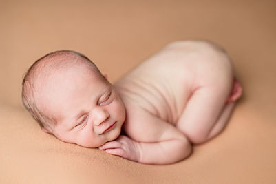 newborn photographer, newborn photography, newborn photographer near me, newborn session, newborn session posing, newborn posing, bumm up pose, bum up newborn posing