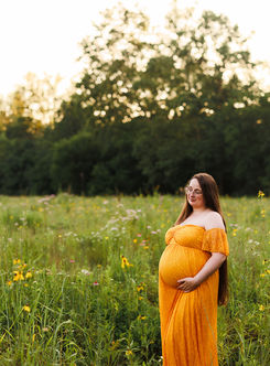 maternity session, maternity photography, maternity photographer, maternity photographer near me, maternity portraits, golden hour maternity session, golden hour, golden hour photographer near me, golden hour photography. wildflower session, wildflower maternity session, wildflower field