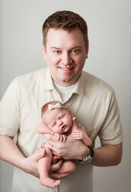 Noblesville newborn photographer, fishers newborn photographer, fortville newborn photographer, newborn photographer near me, dad and newborn baby posed portrait