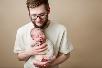 parent poses, newborn parent poses, newborn session poses, dad and newborn pose