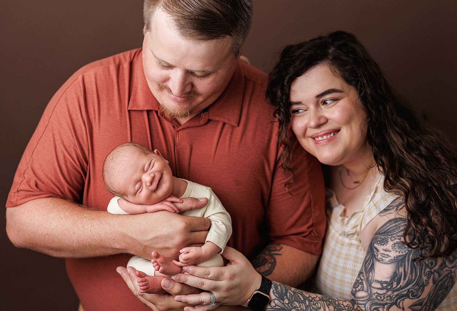 mom and newborn pose, family newborn pictures, parent newborn pictures, family newborn session portraits, newborn photographer, newborn photography, newborn session on brown, smiling newborn baby, dad and baby pictures, dad newborn parent poses, newborn photographer near me