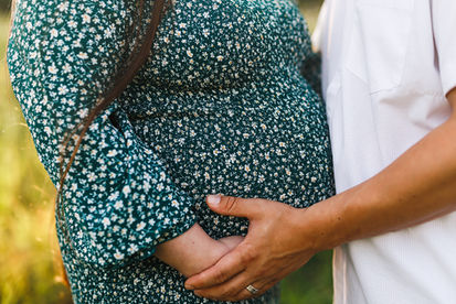 maternity session, maternity photography, maternity photographer, maternity photographer near me, maternity portraits, golden hour maternity session, golden hour, golden hour photographer near me, golden hour photography. wildflower session, wildflower maternity session, wildflower field