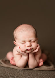 newborn photographer, newborn photography, newborn photographer near me, newborn session, newborn session posing, newborn posing, froggy, newborn froggy pose, froggy pose, froggy Friday
