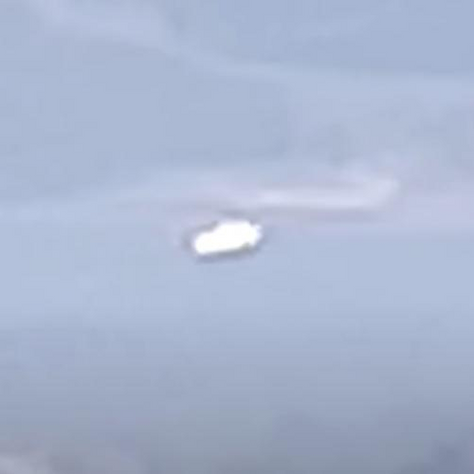 Passageiro de avião faz incrível registro nítido de um UFO Tic-tac sobrevoando Michigan