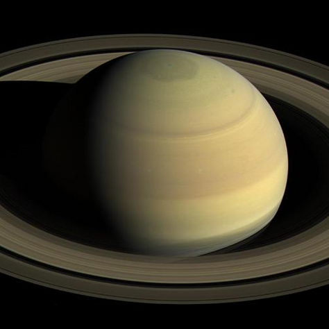 Possível enorme nave extraterrestre é registrada passando perto de Saturno