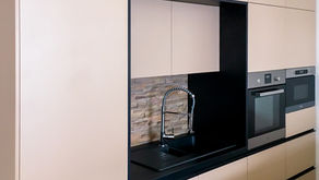 Moderní kuchyňská linka v béžově černé kombinaci v nově zrekonstruovaném bytě - Brno-Černá Pole