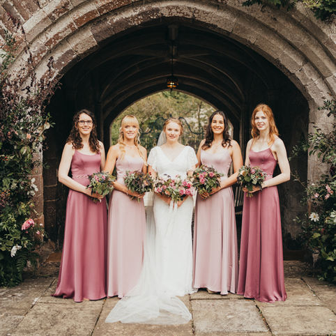 fleur de t split arch flowers and bridal party bouquets