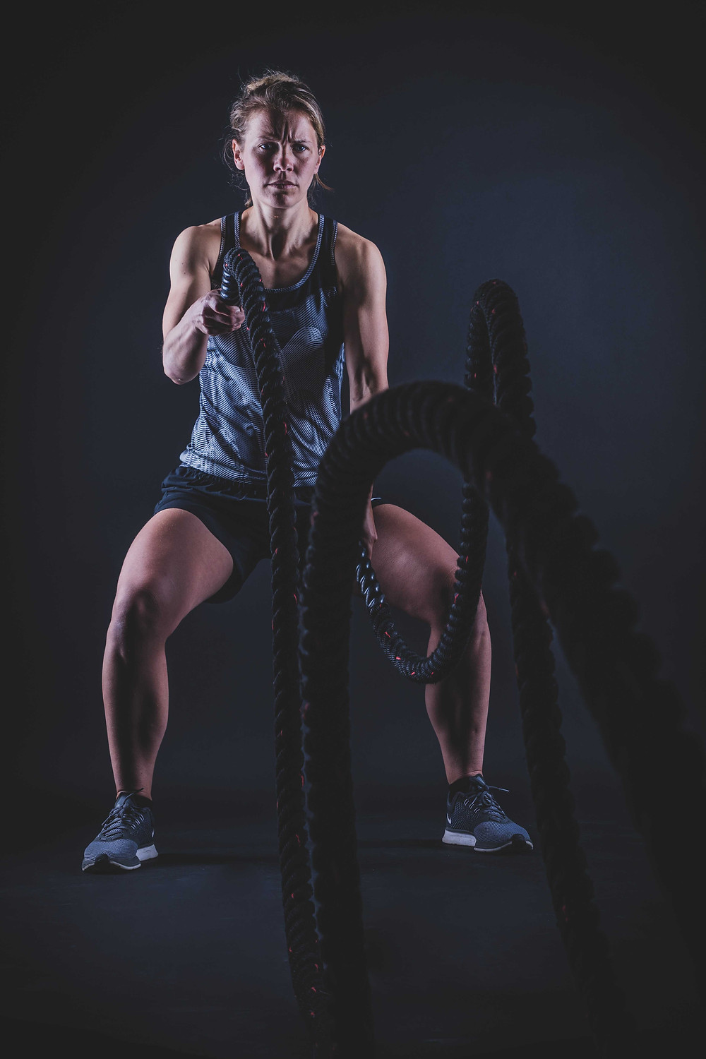 Sportfotografie nu ook bij www.studio86.nl Sportieve vrouw met battle rope.