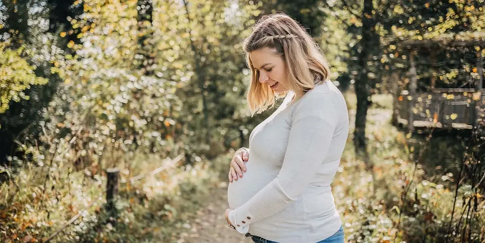 Startseite_Header_Babybauchshooting-Wald-Mama.webp