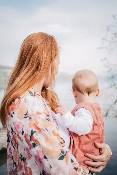 Emotionale Babyfotografie mit sanften Farben und Licht