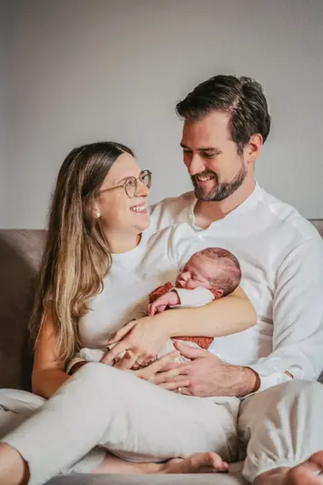 Babyfotografie mit natürlichem Licht und entspannter Stimmung