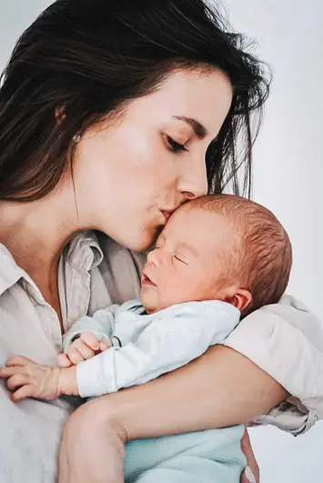 Mami mit Neugeborenen Baby in Bildern festgehalten.