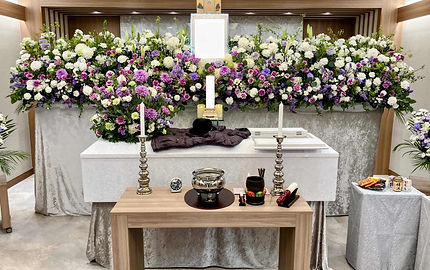新宿区の落合斎場での家族葬。花祭壇タイプは、気品を演出する「ロイヤルイングリッシュガーデン」。花の葬儀ならではの鮮度・高品質・ボリューム感・適正価格で。色彩はパープルとホワイト。ディスパットマム・トルコキキョウなどを使用した花祭壇。