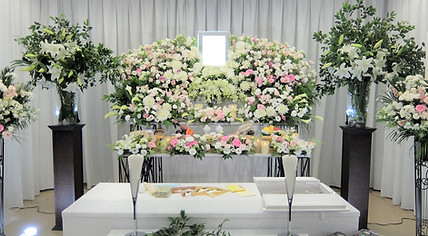 モダンなデザインの花祭壇