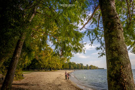 Cliché familial en extérieur à Lausanne – Photo naturelle pleine d’émotion.