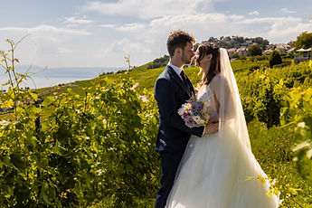 A kiss among the vines