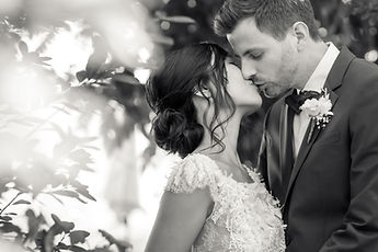 Antoine kissing Liliane's forehead, in black and white