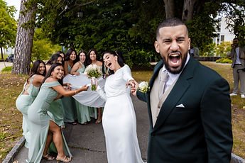 Marouan bursts out laughing while the friends arrange Leila's dress