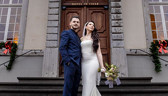 The couple side by side in front of the Hôtel de Ville